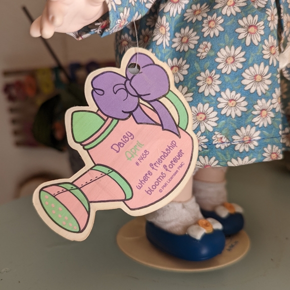 Precious Moments Doll & stand- Daisy #1458 · 1st edition w/ tag · Collectable. - Picture 5 of 6